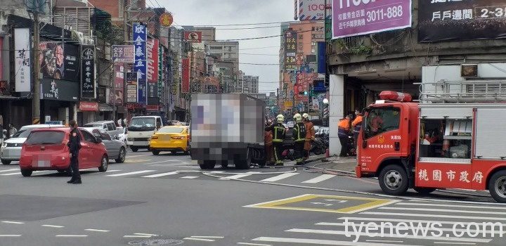 【有片】貨車停放路旁突冒煙 警消聯手破窗及時撲滅 613089