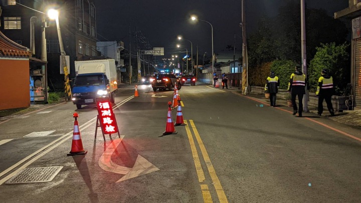 613370 桃園市蘆竹警分局採取「封閉式道路臨檢」強力取締酒駕。圖:讀者提供
