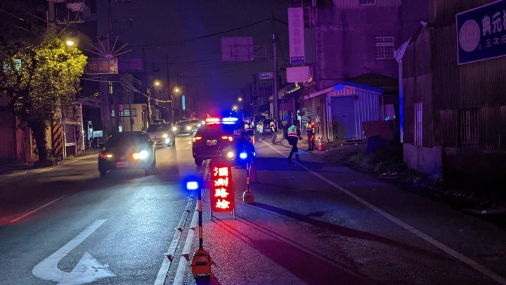 桃園市蘆竹警分局採取「封閉式道路臨檢」強力取締酒駕。圖：讀者提供