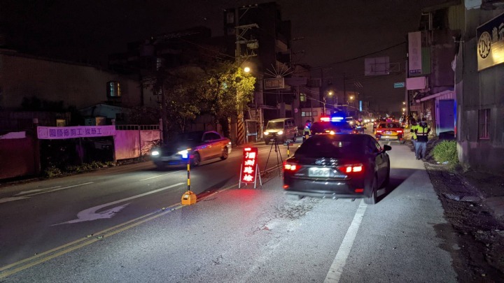 桃園市蘆竹警分局採取「封閉式道路臨檢」強力取締酒駕。圖：讀者提供
