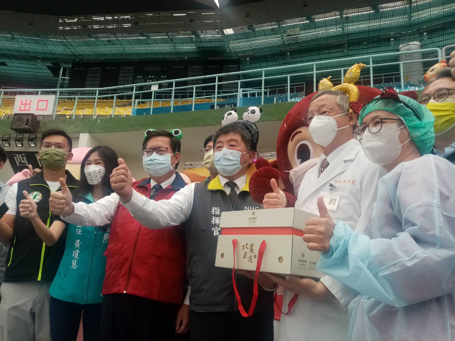 【有片】陳時中與鄭文燦戴上卡通髮箍 視察桃園兒童疫苗大型接種站 61453