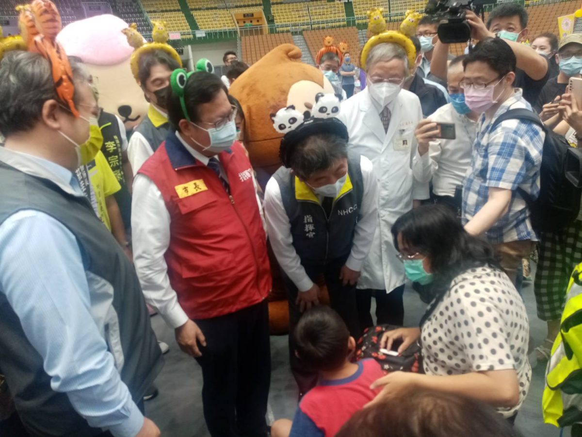 【有片】陳時中與鄭文燦戴上卡通髮箍 視察桃園兒童疫苗大型接種站