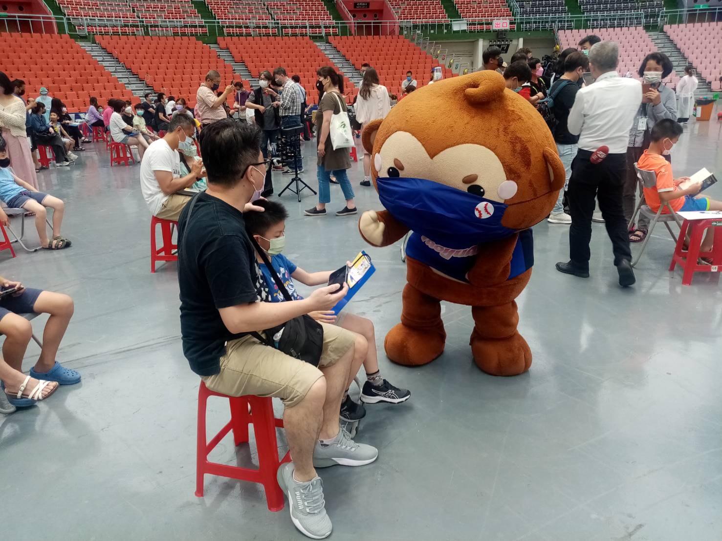 【有片】陳時中與鄭文燦戴上卡通髮箍 視察桃園兒童疫苗大型接種站 61458