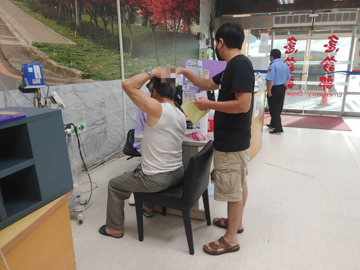 8旬翁遭虎頭蜂群螫傷 大溪警開道15分鐘迅速送醫 615619 scaled 1