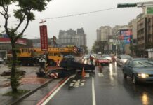 【有片】鋼板未捆牢掉落馬路 同安所疏導交通依法開罰