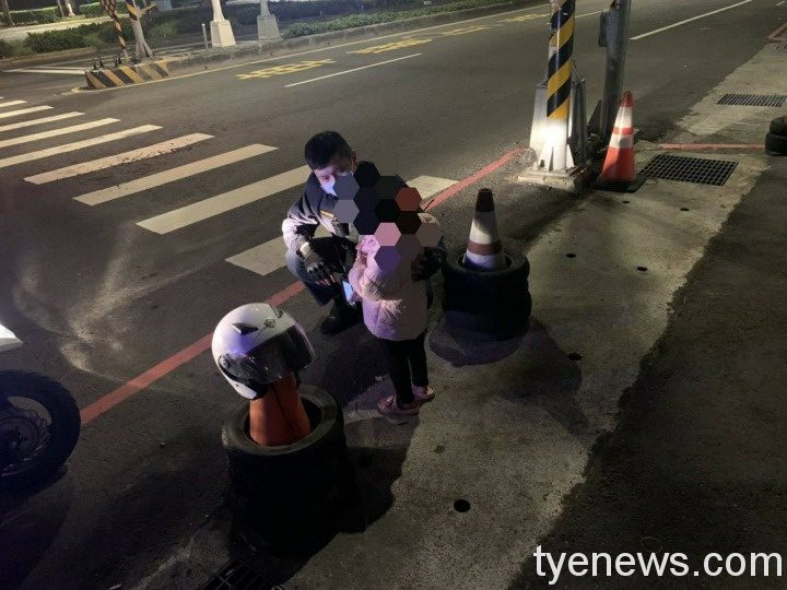 女童半夜睡醒外出找媽媽 青溪所暖警逐戶詢訪助返家 622874