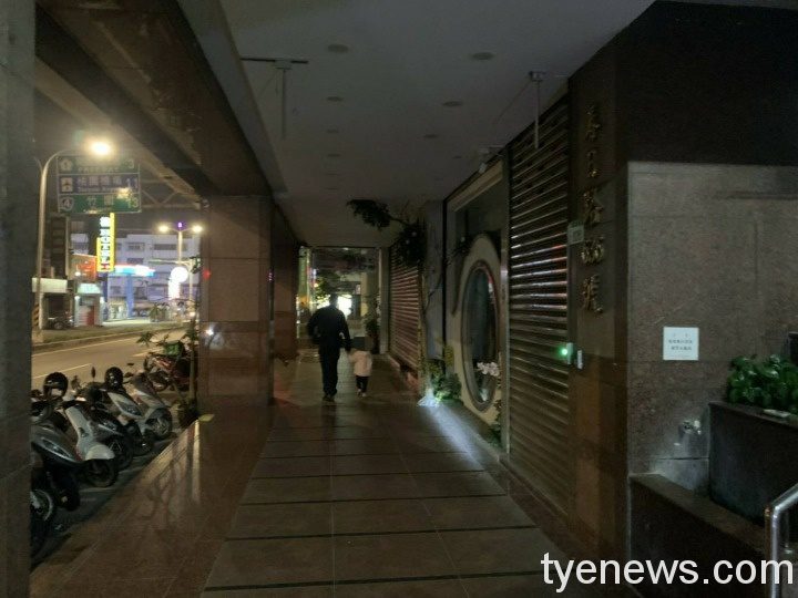 女童半夜睡醒外出找媽媽 青溪所暖警逐戶詢訪助返家 622877