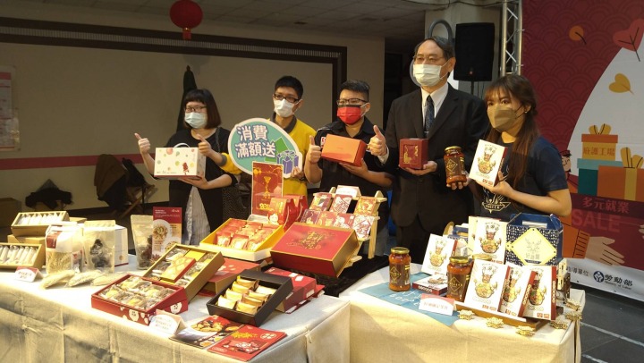 62747 勞動部桃竹苗分署長賴家仁(右2)帶領轄區庇護工場、創業鳳凰商家及多元培力單位及商家推廣年節禮盒。圖:勞動部桃竹苗分署提供
