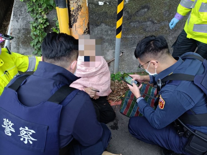 【有片】90歲爺爺上山採藥跌落水溝 員警及路人嚇壞超擔心 628061