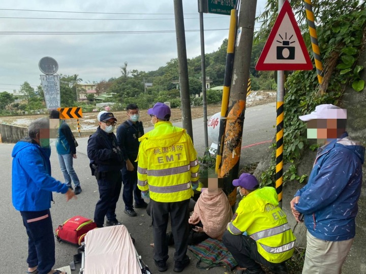 【有片】90歲爺爺上山採藥跌落水溝 員警及路人嚇壞超擔心 628063