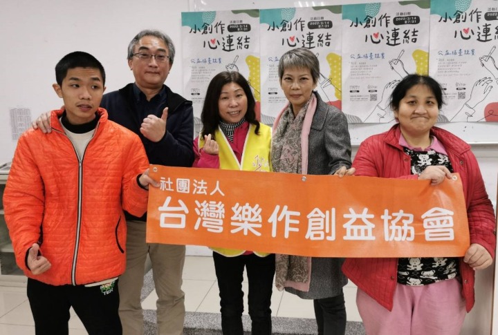 桃園振聲高中攜手AERY繪圖板、台灣樂作創益協會用創作送愛心。