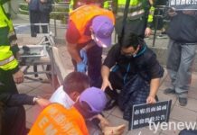 【有片】不滿被徵收抗議民眾拿刀自殘 桃警即時阻止強制送醫