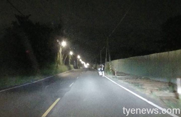 深夜機車拋錨路邊揮手求救 大園巡警協助解圍