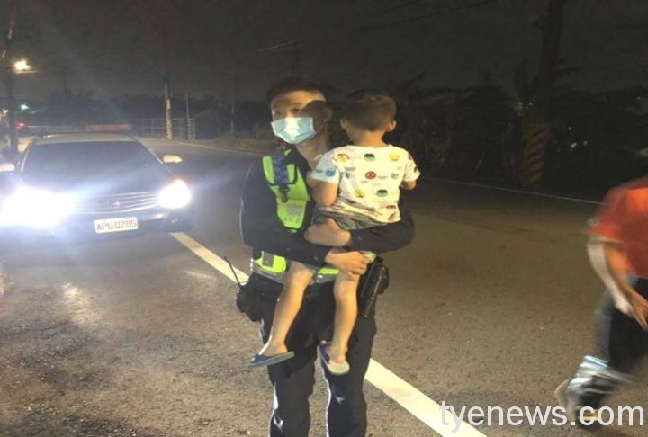 5歲男童深夜出門找阿嬤 大園警化身奶爸平安送返家