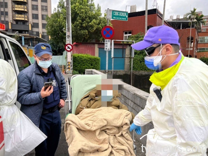 高齡爺沒吃早餐虛弱倒地 南崁警蔡奇謀貼心陪回家 646591