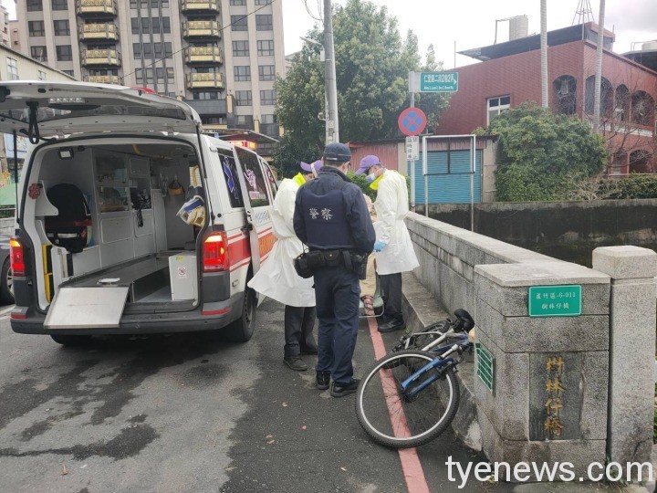 高齡爺沒吃早餐虛弱倒地 南崁警蔡奇謀貼心陪回家 646592