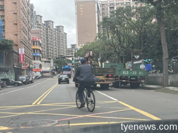 高齡爺沒吃早餐虛弱倒地 南崁警蔡奇謀貼心陪回家 646593