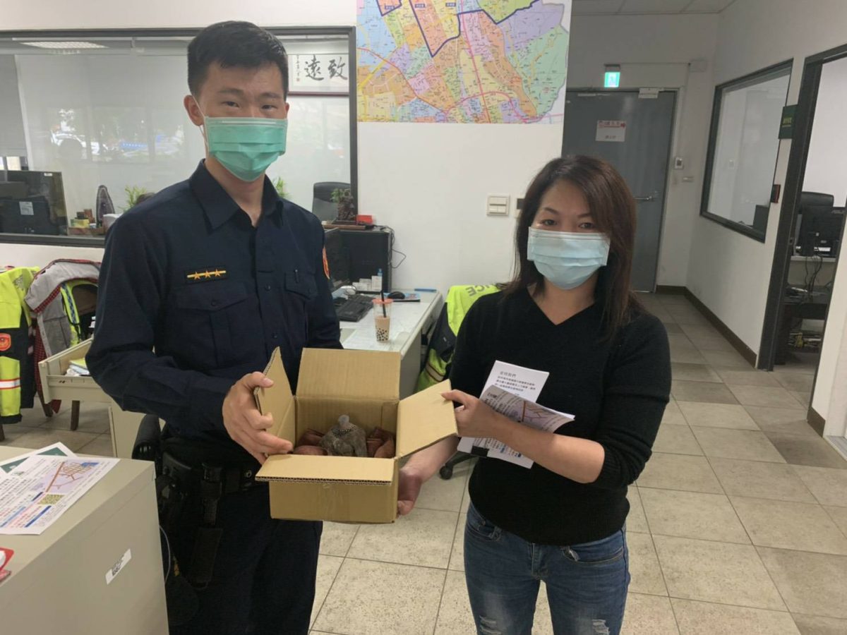 野生斑鳩受傷倒路邊 同安所暖警協助安置