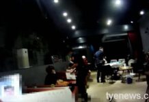 【有片】酒吧停業悶得慌 6人不畏疫情相約群聚打麻將