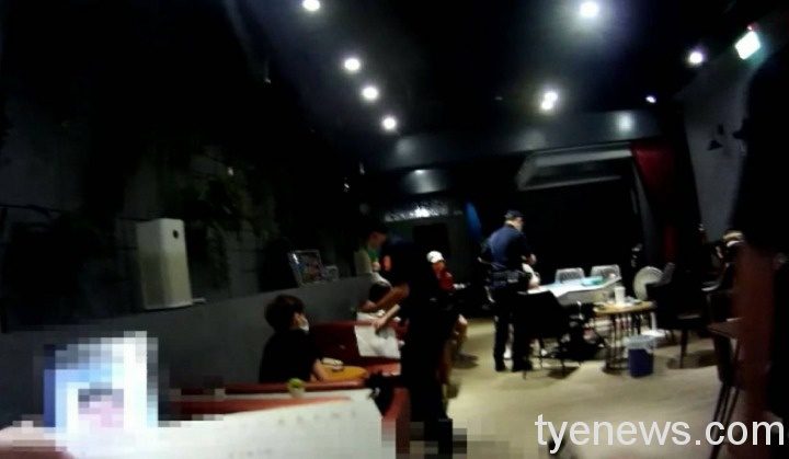 【有片】酒吧停業悶得慌 6人不畏疫情相約群聚打麻將 673939