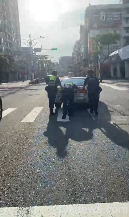 車輛突熄火男子受困路中 中路所協助推車接電及時解圍 675598 scaled 1