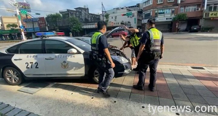 車輛突熄火男子受困路中 中路所協助推車接電及時解圍 675599