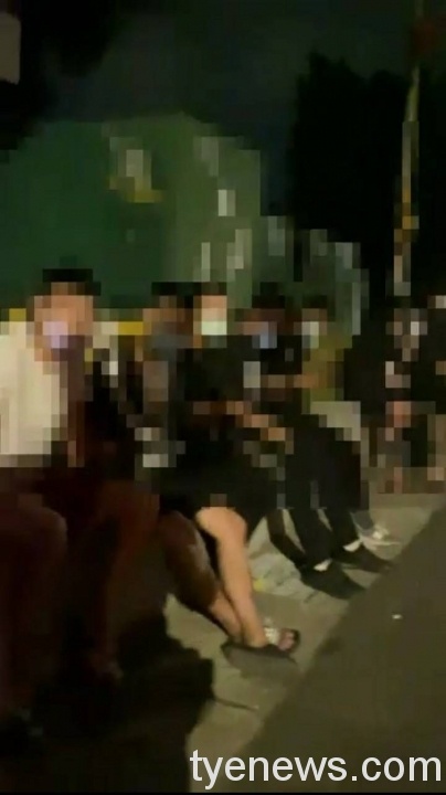 【有片】桃園13名高中生公園聊天 違反室外群聚員警依法開單 680574 scaled 1