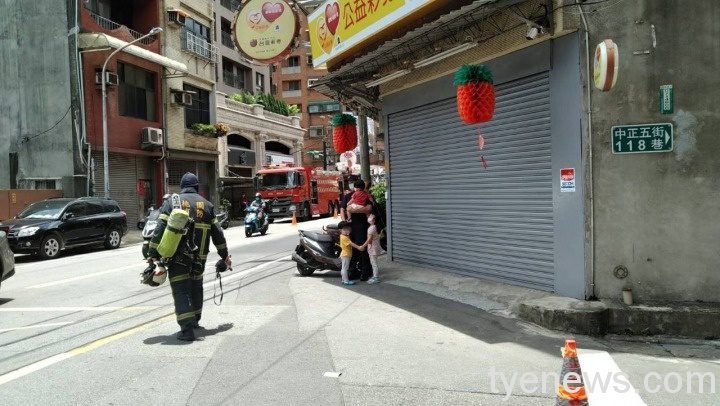 【有片】民宅火警女屋主急送醫 埔子所暖警充當保姆畫面超暖 690018