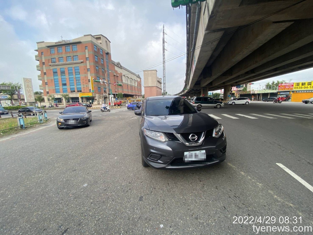 【有片】未禮讓直行車!平鎮婦人鬼切擊落重機騎士 690771