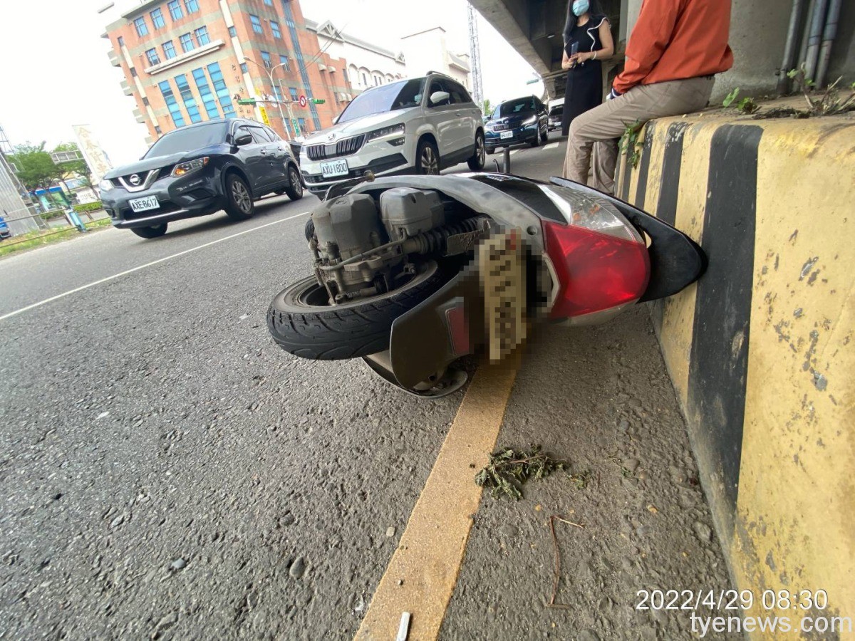 【有片】未禮讓直行車!平鎮婦人鬼切擊落重機騎士 690772