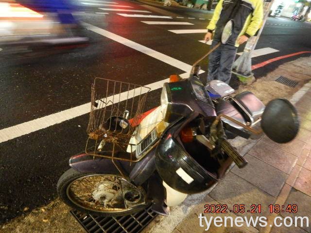 【有片】平鎮騎士疑搶快衝撞汽車 外送員路過嚇傻 696247