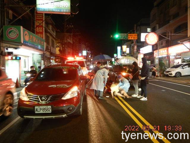 【有片】平鎮騎士疑搶快衝撞汽車 外送員路過嚇傻 696250