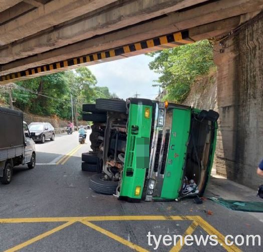 超「卡」!楊梅楊新路鐵道橋下通行限高4M 大車翻覆又一樁 7 1 1 1