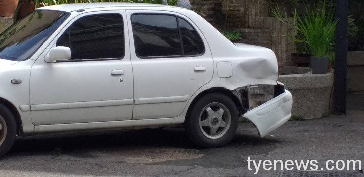 駕駛42歲翁姓男子發現開入死巷後,直接拉開車門跳下車就跑,導致自小客往前滑行撞到另一部停在路邊的白色自小客。圖:邱怡芳翻攝 駕駛42歲翁姓男子發現開入死巷後,直接拉開車門跳下車就跑,導致自小客往前滑行撞到另一部停在路邊的白色自小客。圖:邱怡芳翻攝