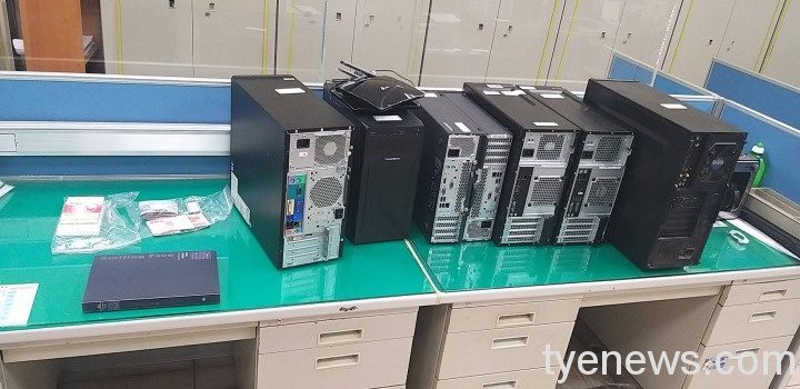 現場起獲犯案用的電腦六台。圖:邱怡芳翻攝 現場起獲犯案用的電腦六台。圖:邱怡芳翻攝