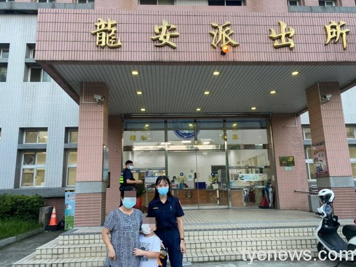 男童與阿嬤公園走失嚎啕大哭,女警充當保母安撫情緒。圖:邱怡芳翻攝 男童與阿嬤公園走失嚎啕大哭,女警充當保母安撫情緒。圖:邱怡芳翻攝