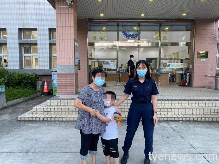 多虧遇到熱心民眾與員警幫忙照顧,結束一場虛驚,再三表示感謝後,祖孫兩人一同離去。圖:邱怡芳翻攝 多虧遇到熱心民眾與員警幫忙照顧,結束一場虛驚,再三表示感謝後,祖孫兩人一同離去。圖:邱怡芳翻攝
