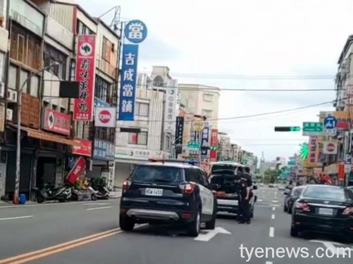 桃園警分局大樹派出所巡邏員警經過,協助推車至安全地點。圖:邱怡芳翻攝 桃園警分局大樹派出所巡邏員警經過,協助推車至安全地點。圖:邱怡芳翻攝