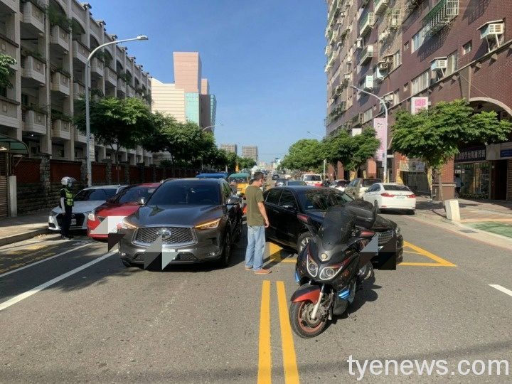 【有片】自小客疑似恍神衝撞前方機車 騎士倒地輕微擦傷 711912