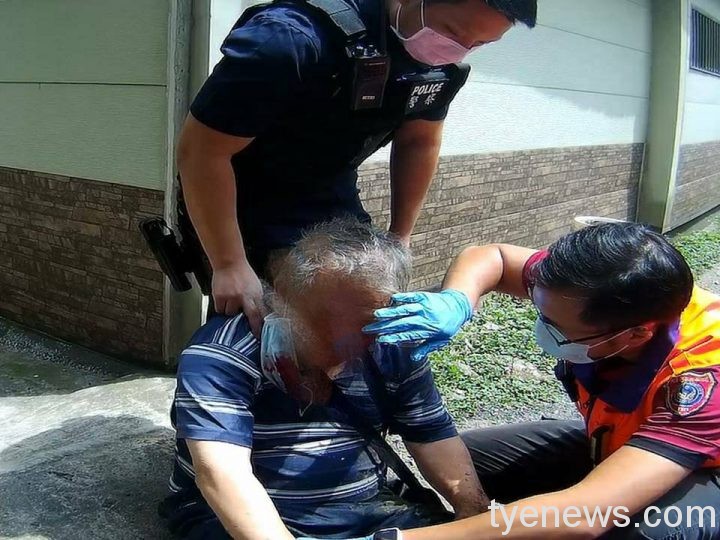 【有片】7旬老翁突發急病倒臥小巷 警消獲報即時救援 733046 scaled 1