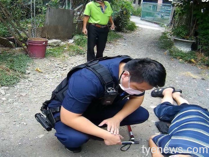 【有片】7旬老翁突發急病倒臥小巷 警消獲報即時救援 733047 scaled 1