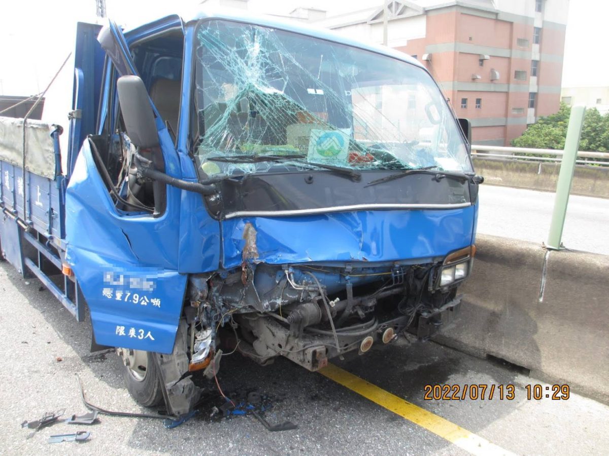【有片】台66線4車連環撞 貨車車頭全毀幸無人傷亡 740758 new scaled 1