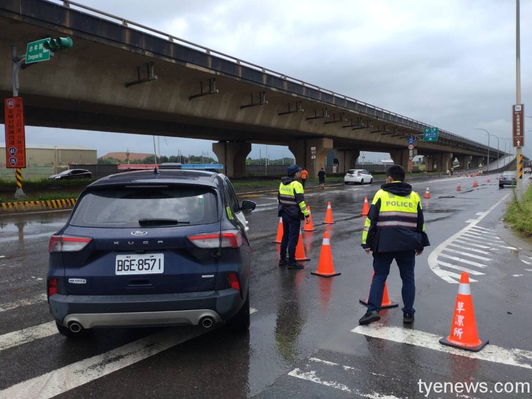 【有片】大雨來襲!馬路變成河 大園警搶救「雕掐」 75923