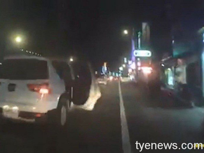 轎車行進中突開車門探頭 騎士:想收我? 7a480deedebe2c35270032ae80bc28b8