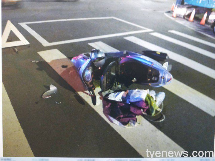 【有片】汽車轉彎直切!騎士停待轉區無辜被撞 網諷:die撞區 8397