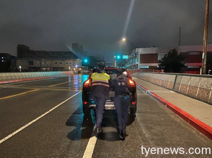 男子深夜趕上班車拋錨 南崁派出所合力推車解決窘境 86054