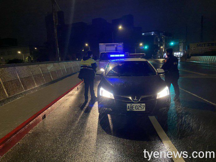 男子深夜趕上班車拋錨 南崁派出所合力推車解決窘境 86056