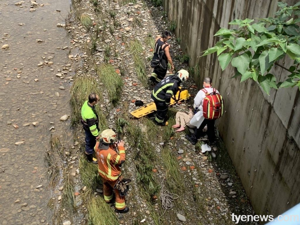 【有片】情侶橋邊吵架 女子跌落2樓高河床腰部骨折送醫