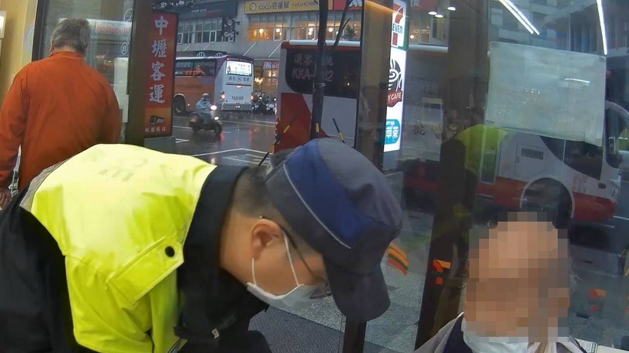 人瑞匆忙避雨不慎迷路 桃警開車安全護送返家 968198