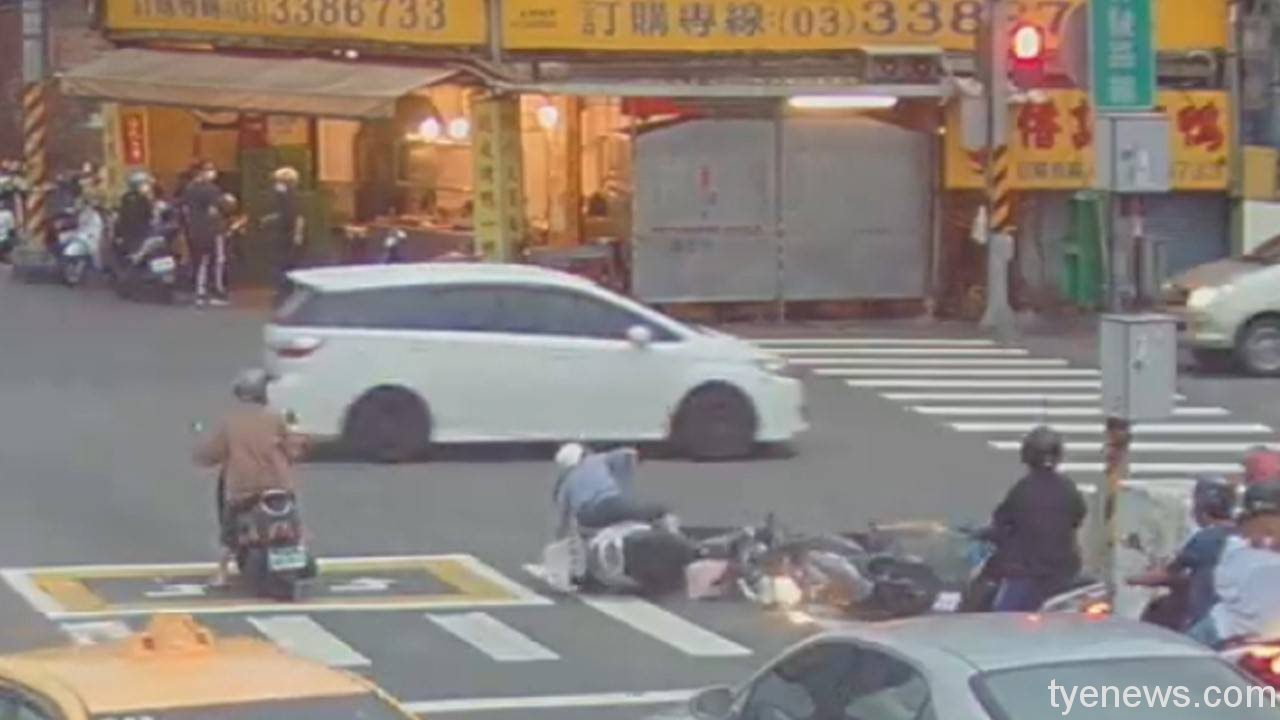 【有片】超人變裝!上班途中遇車禍 員警火速換裝協助民眾 975227